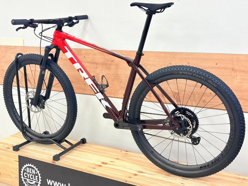 Trek Procaliber 9.8 karbonová kola bontrager kovee Elite 30