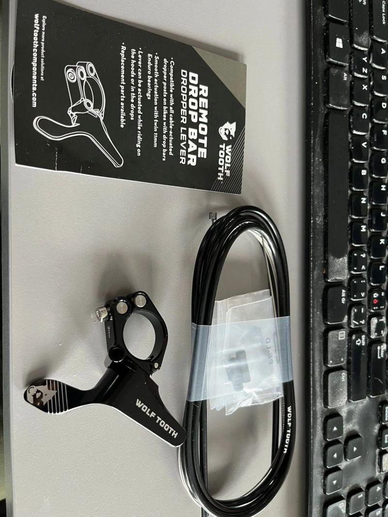 Nová gravel páčka ovládání teleskopické sedlovky "WOLF TOOTH REMOTE DROPBAR"