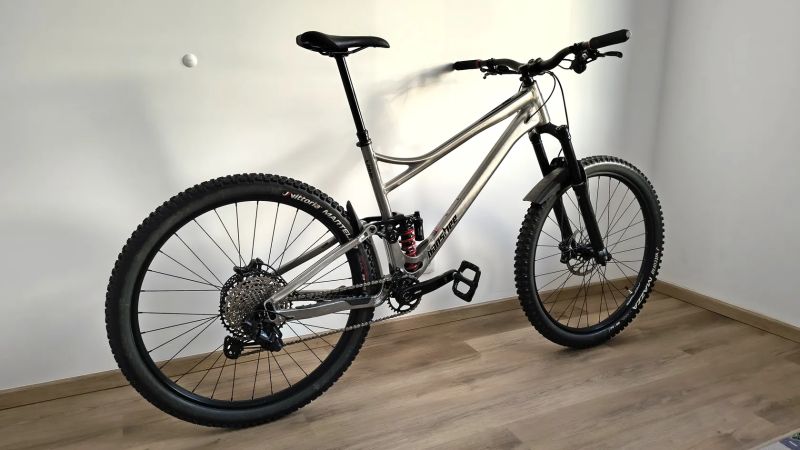 Banshee Bikes Prime V3, málo jeté