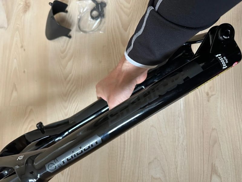 NOVÁ SR Suntour Raidon 32 mm / 100 mm boost