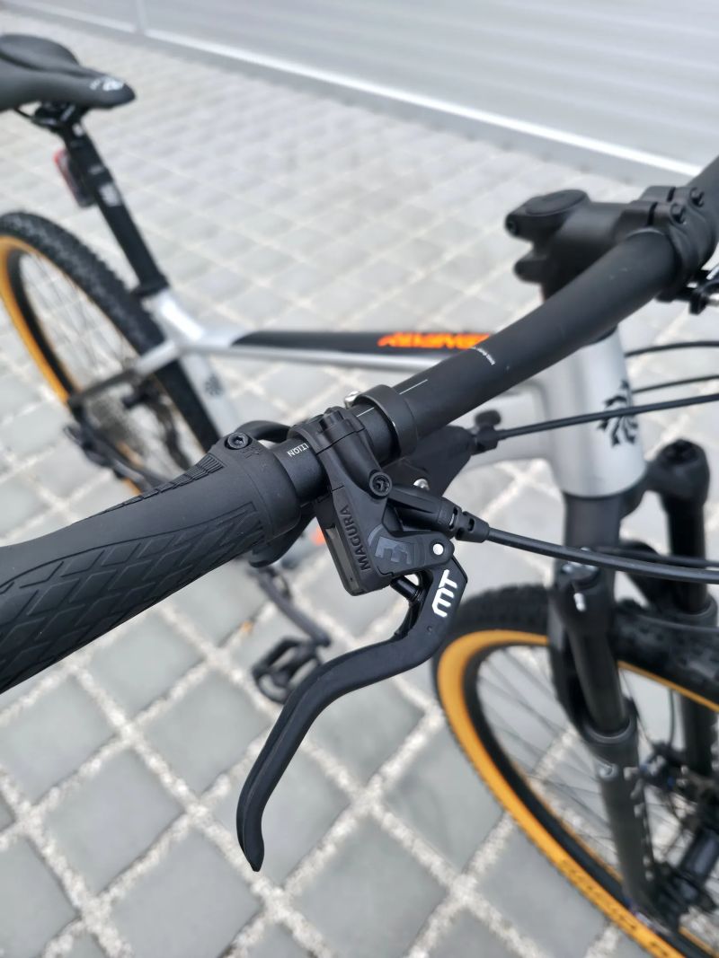 Horské kolo Lee Cougan Revenge 29″ velikost M / Magura / vzduchová vidlice Manitou / Shimano Deore