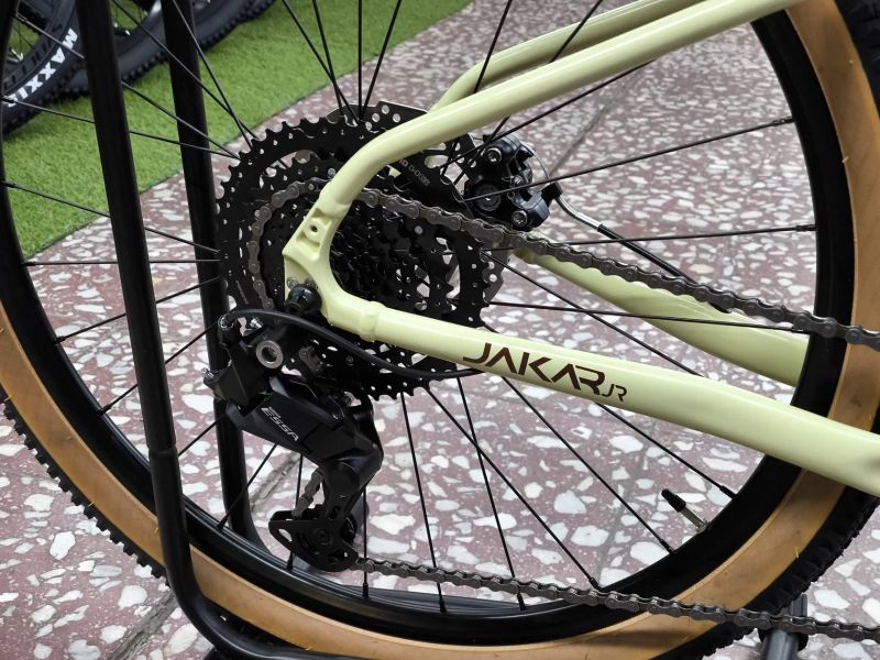 !NOVÝ! Megamo Jakar JUNIOR - sand - dětský gravel pro výšku 120-150cm, 26"kola