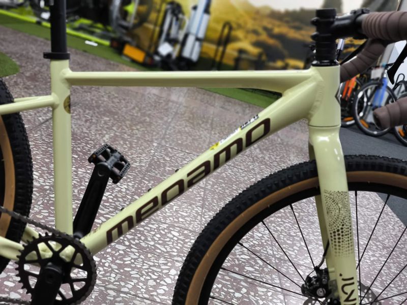 !NOVÝ! Megamo Jakar JUNIOR - sand - dětský gravel pro výšku 120-150cm, 26"kola