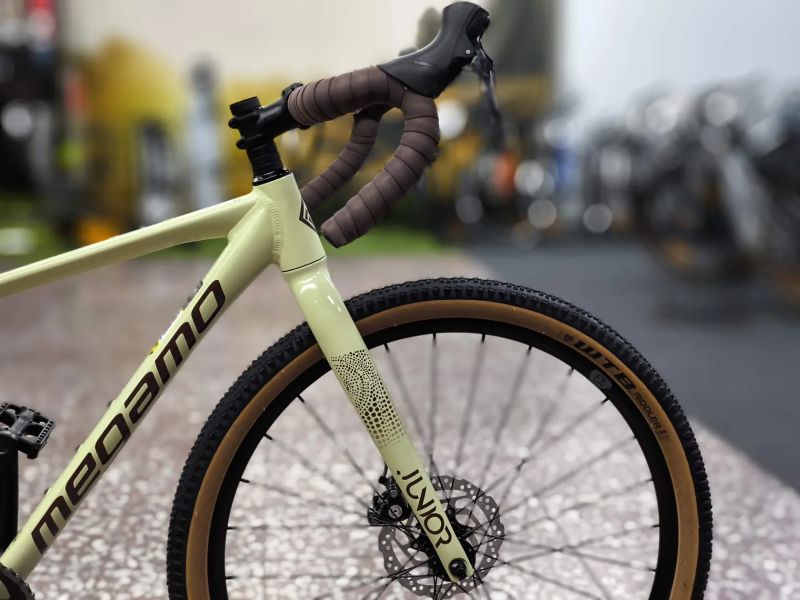 !NOVÝ! Megamo Jakar JUNIOR - sand - dětský gravel pro výšku 120-150cm, 26"kola