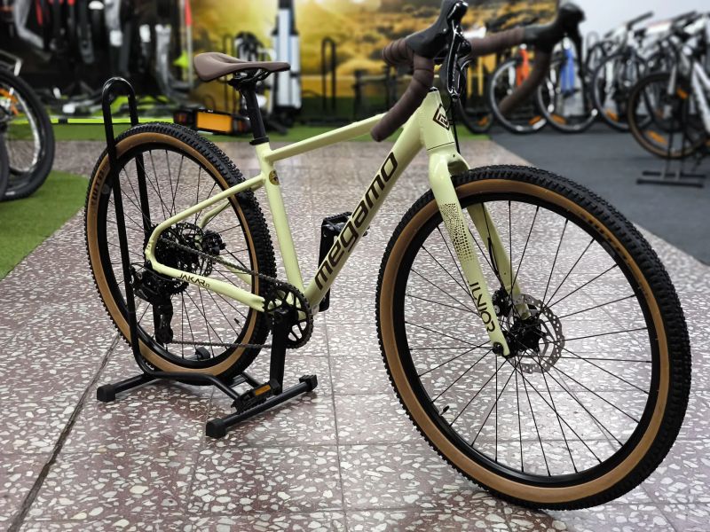 !NOVÝ! Megamo Jakar JUNIOR - sand - dětský gravel pro výšku 120-150cm, 26"kola