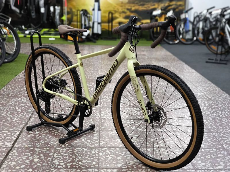 !NOVÝ! Megamo Jakar JUNIOR - sand - dětský gravel pro výšku 120-150cm, 26"kola