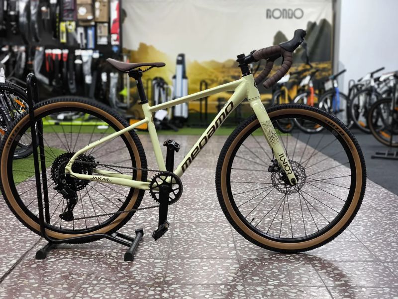 !NOVÝ! Megamo Jakar JUNIOR - sand - dětský gravel pro výšku 120-150cm, 26"kola