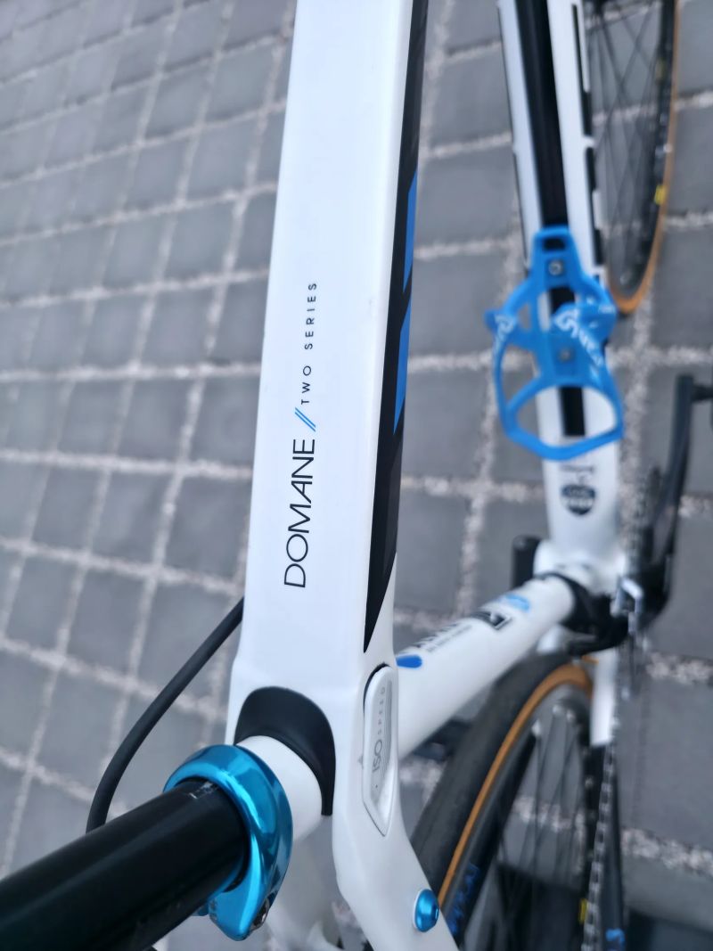 Silniční kolo Trek Domane 2.3 Shimano 105 - velikost S