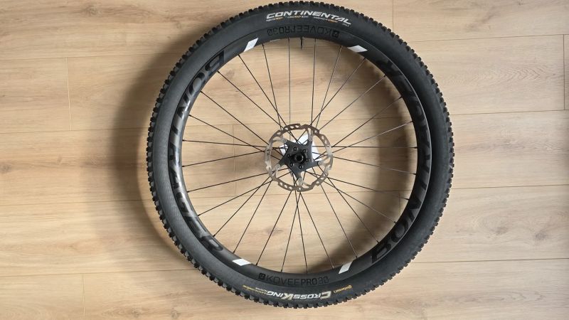 karbonová bezdušová horská kola Bontrager Kovee Pro 30 TLR 29"