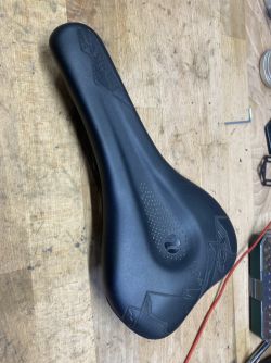 Sedlo SQlab Ergowave active 15cm