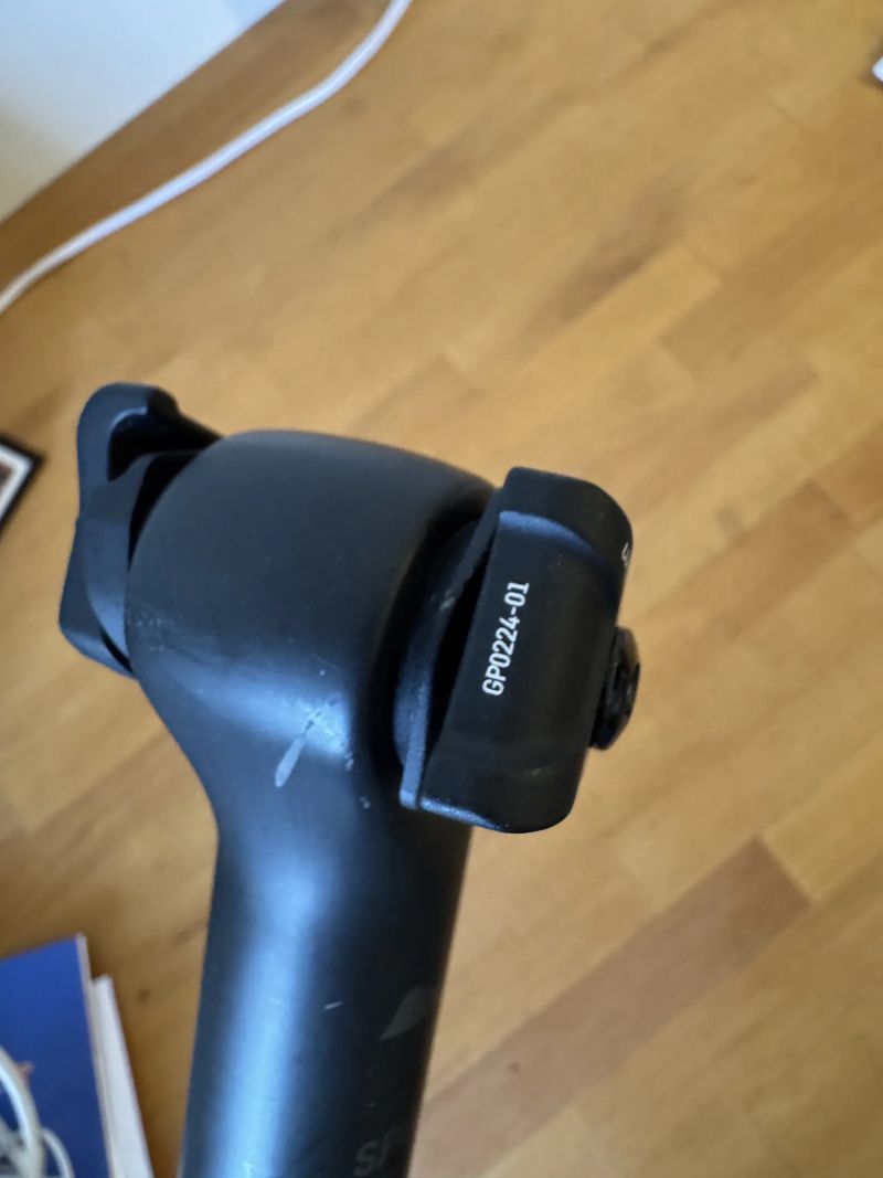 Karbonová sedlovka Canyon SP0061