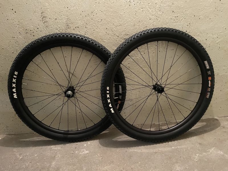 Nová obutá bezdušová kola Syntace V25, XD ořech 