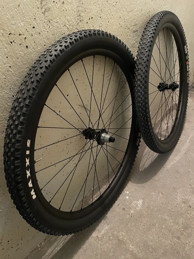 Nová obutá bezdušová kola Syntace V25, XD ořech 