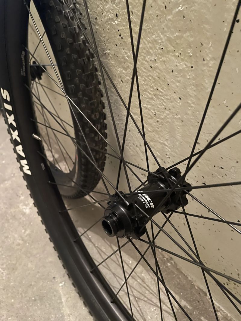 Nová obutá bezdušová kola Syntace V25, XD ořech 