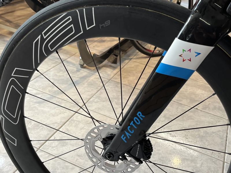 Časovkové kolo Factor, zánovní. Splňuje podmínky UCI