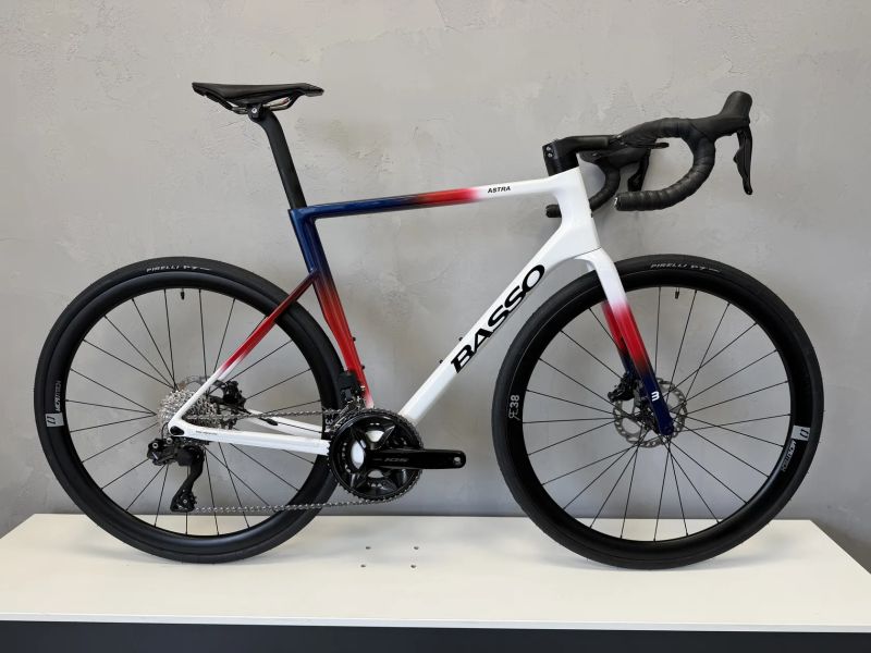 Basso Astra chroma white, Shimano Di2, karbonová kola Microtech RE38