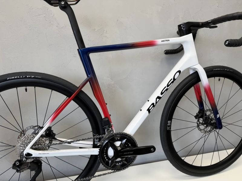 Basso Astra chroma white, Shimano Di2, karbonová kola Microtech RE38