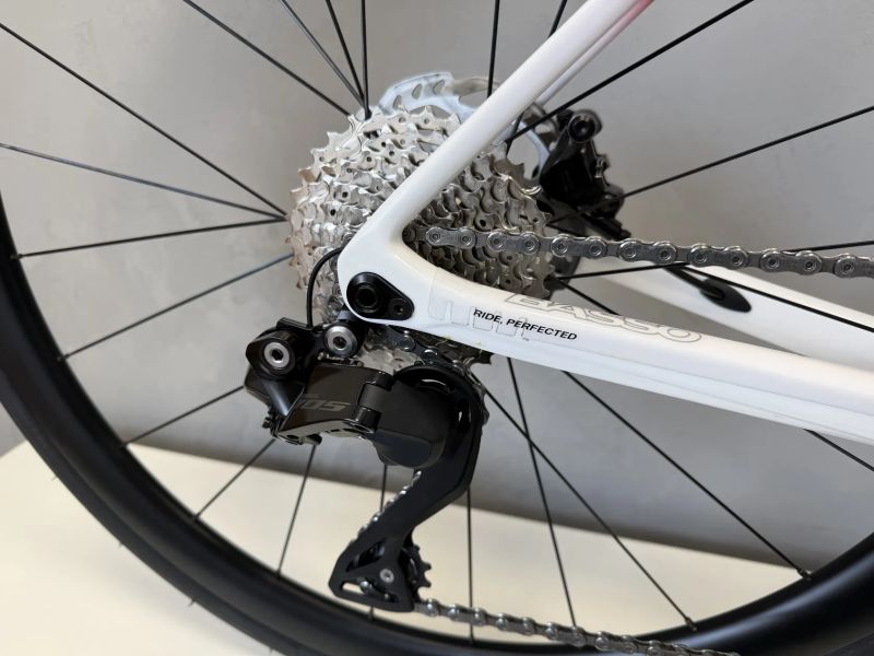 Basso Astra chroma white, Shimano Di2, karbonová kola Microtech RE38