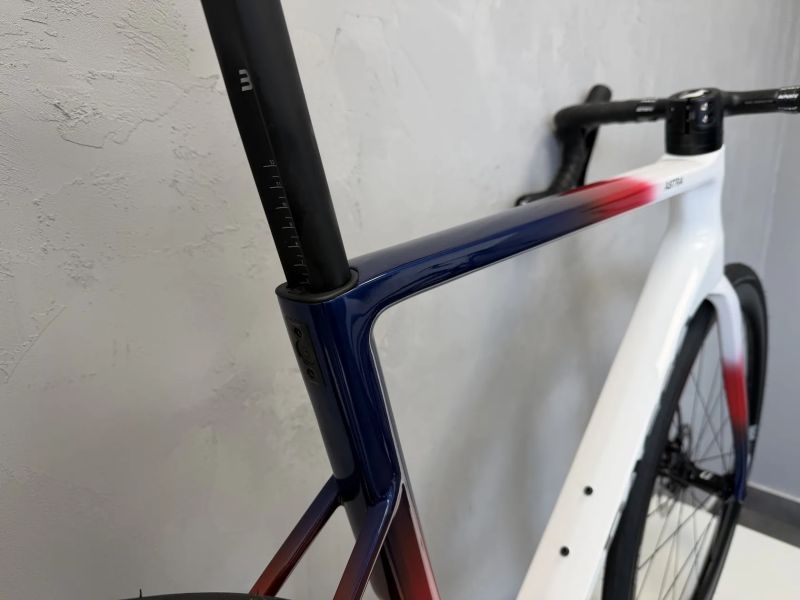 Basso Astra chroma white, Shimano Di2, karbonová kola Microtech RE38