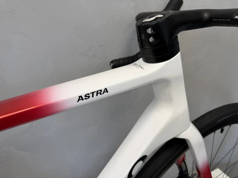 Basso Astra chroma white, Shimano Di2, karbonová kola Microtech RE38