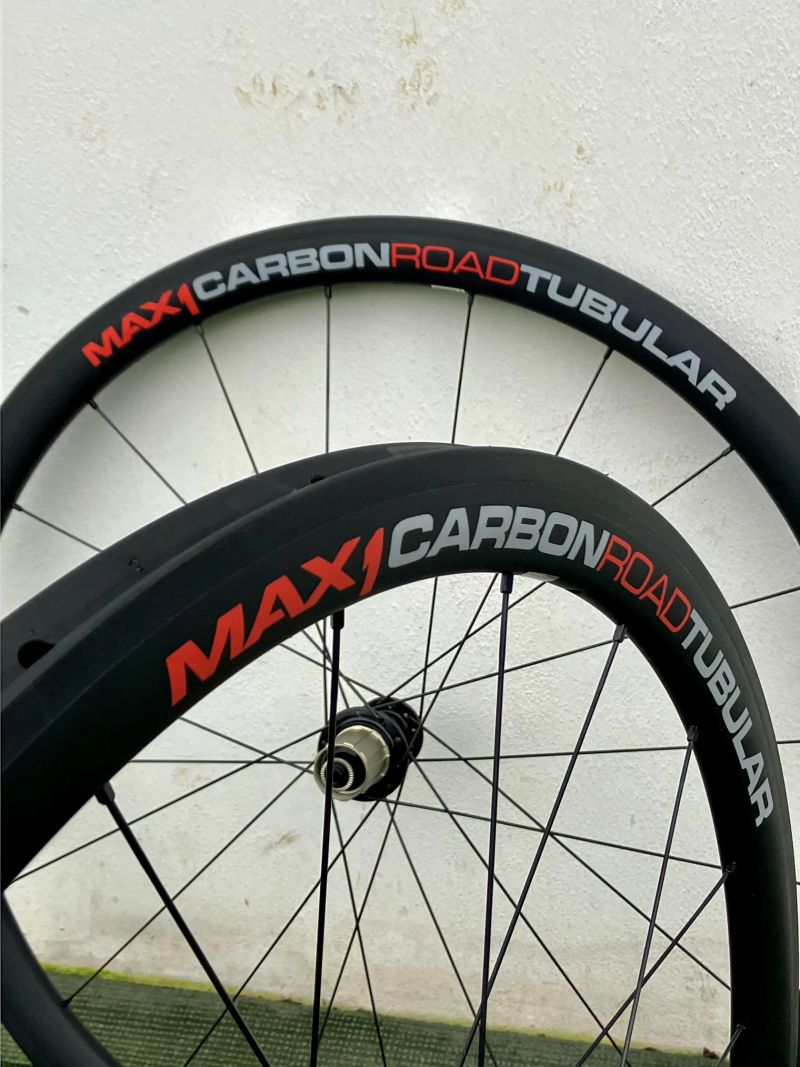 🔥 KARBONOVÁ ZAPLETENÁ SILNIČNÍ KOLA MAX1 (1150G) 🔥