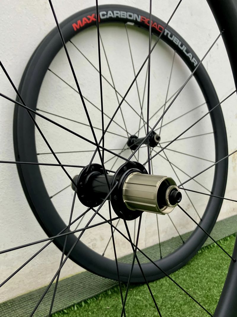 🔥 KARBONOVÁ ZAPLETENÁ SILNIČNÍ KOLA MAX1 (1150G) 🔥