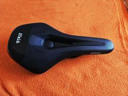 Nové sedlo Fizik Terra Aidon X5 Kium 145mm