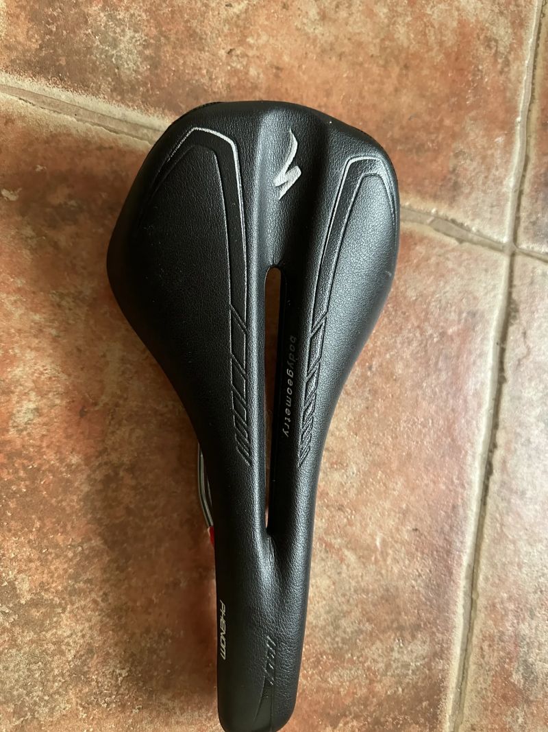 Sedlo Specialized Phenom 143 mm