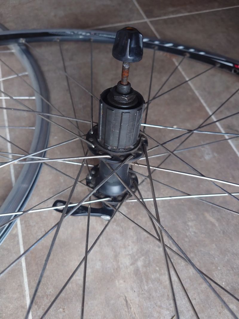 Zapletená kola, silniční , náboje Shimano Deore