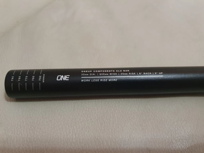 Řídítka OneUp Aluminum Bar, 35 mm průměr, 20 mm rise, 800 mm šířka