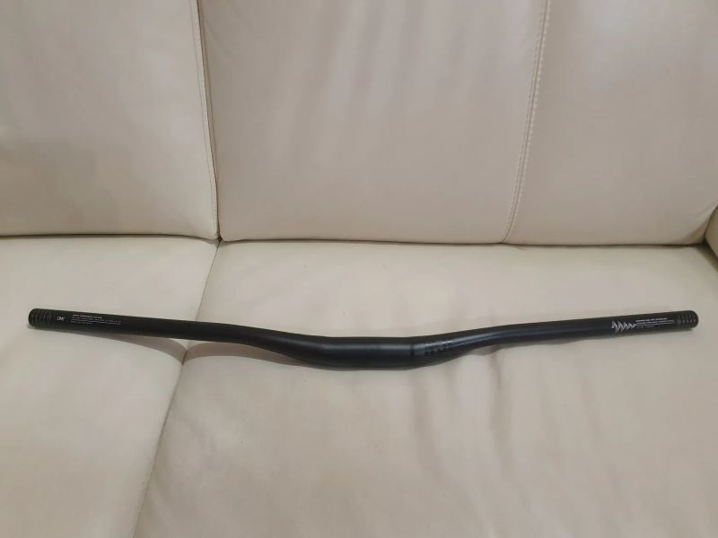 Řídítka OneUp Aluminum Bar, 35 mm průměr, 20 mm rise, 800 mm šířka