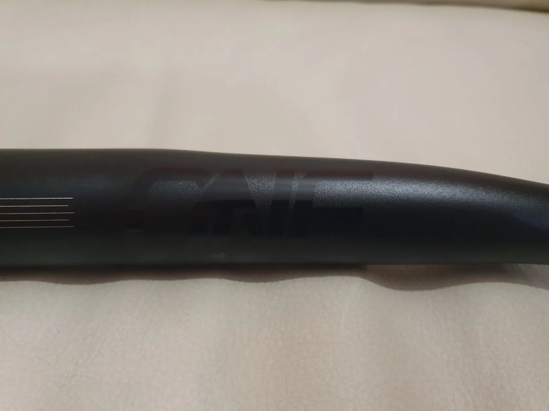 Řídítka OneUp Aluminum Bar, 35 mm průměr, 20 mm rise, 800 mm šířka