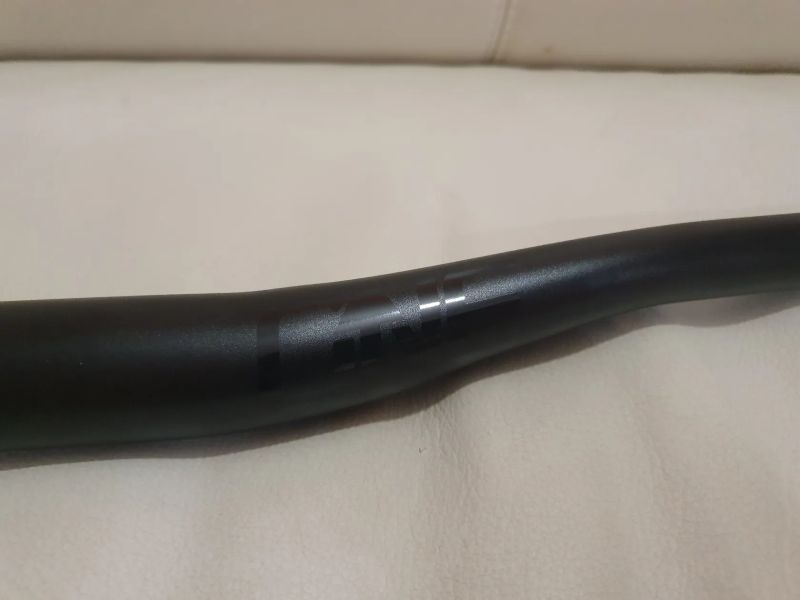 Řídítka OneUp Aluminum Bar, 35 mm průměr, 20 mm rise, 800 mm šířka