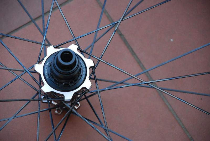 29" KARBONOVÁ KOLA DT SWISS XRC 1200 25mm Boost Bontrager Pro Ořech XD - STAV NOVÝCH