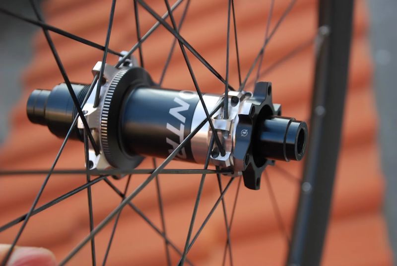 29" KARBONOVÁ KOLA DT SWISS XRC 1200 25mm Boost Bontrager Pro Ořech XD - STAV NOVÝCH