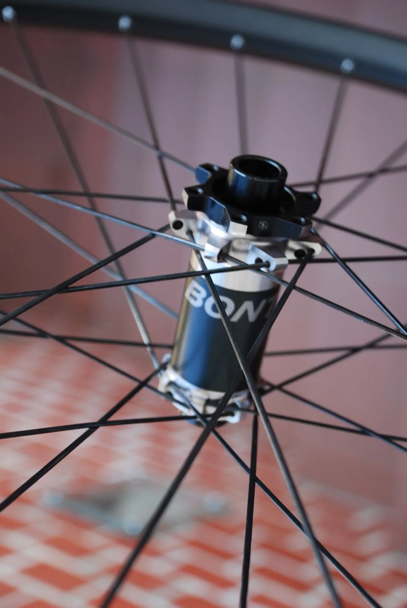 29" KARBONOVÁ KOLA DT SWISS XRC 1200 25mm Boost Bontrager Pro Ořech XD - STAV NOVÝCH