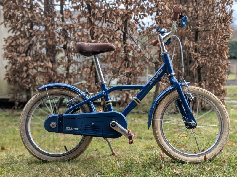 Btwin City Alu 900 s balančními kolečky