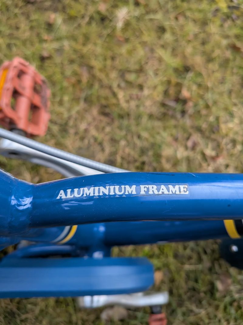 Btwin City Alu 900 s balančními kolečky