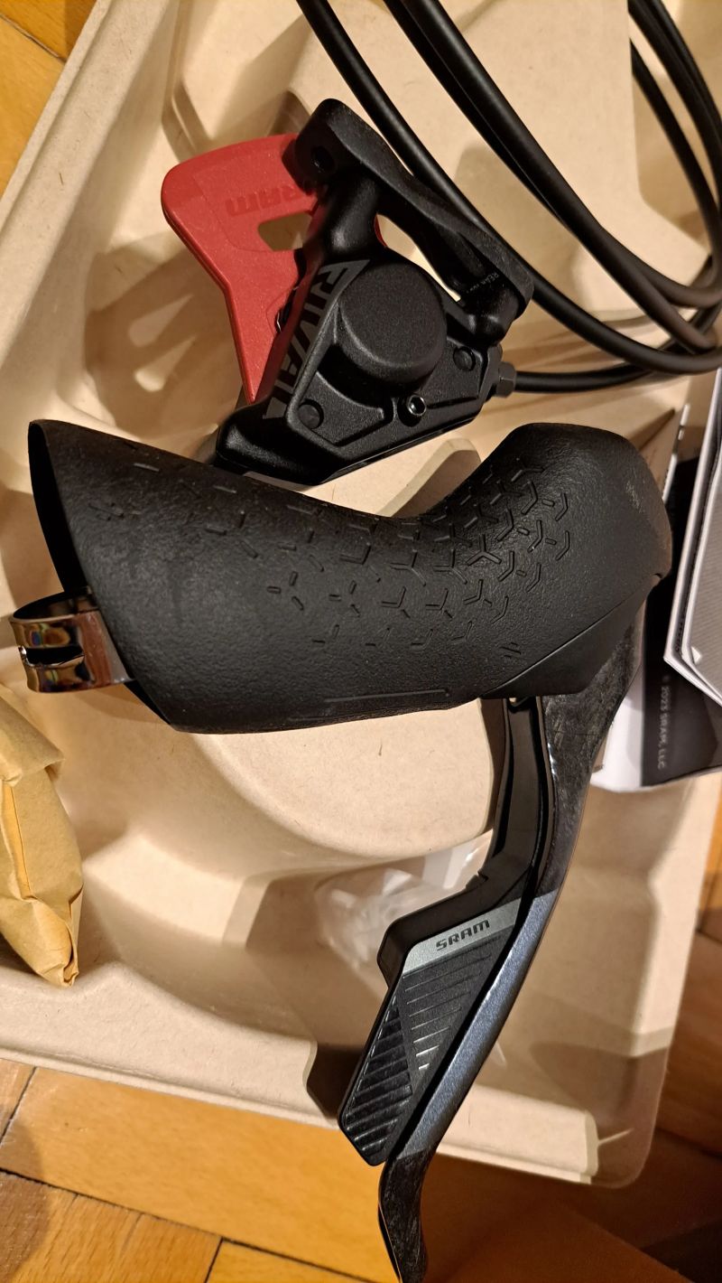 Pravá řadicí páka + třmen Sram Rival AXS E1