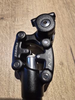 Odpružená sedlovka SR Suntour NCX (27,2 mm)