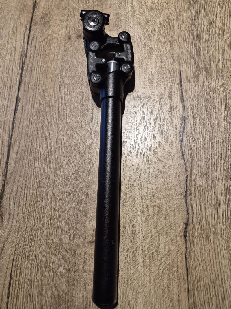 Odpružená sedlovka SR Suntour NCX (27,2 mm)