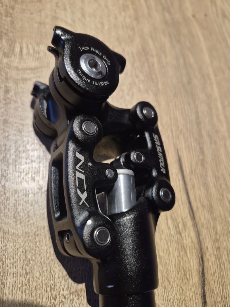 Odpružená sedlovka SR Suntour NCX (27,2 mm)