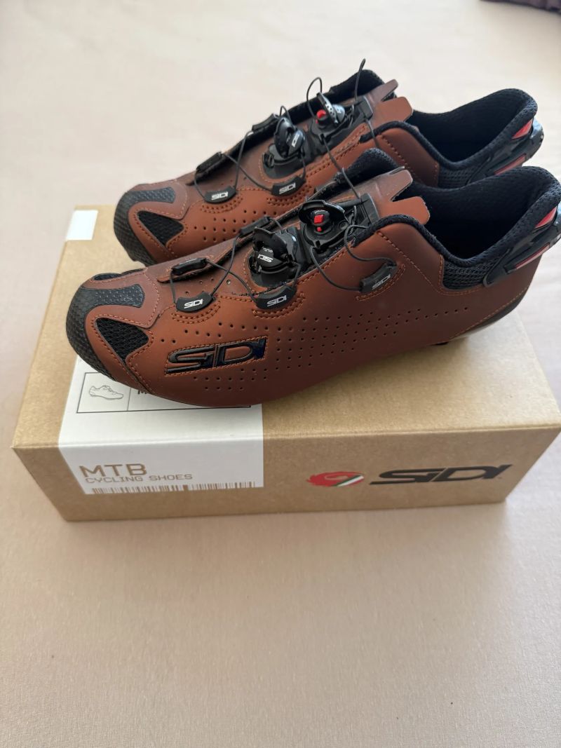 Prodám skoro nejeté tretry