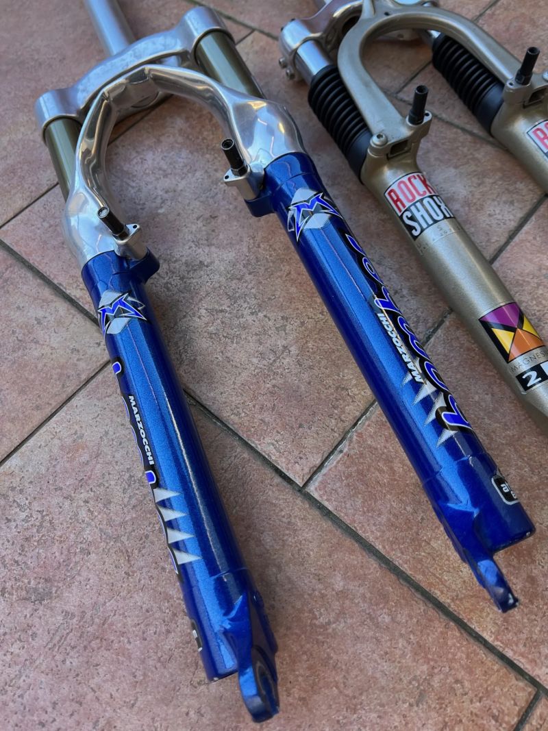 Odpružená vidlice Marzocchi Bomber Atom 80, Rock Shox Mag21 
