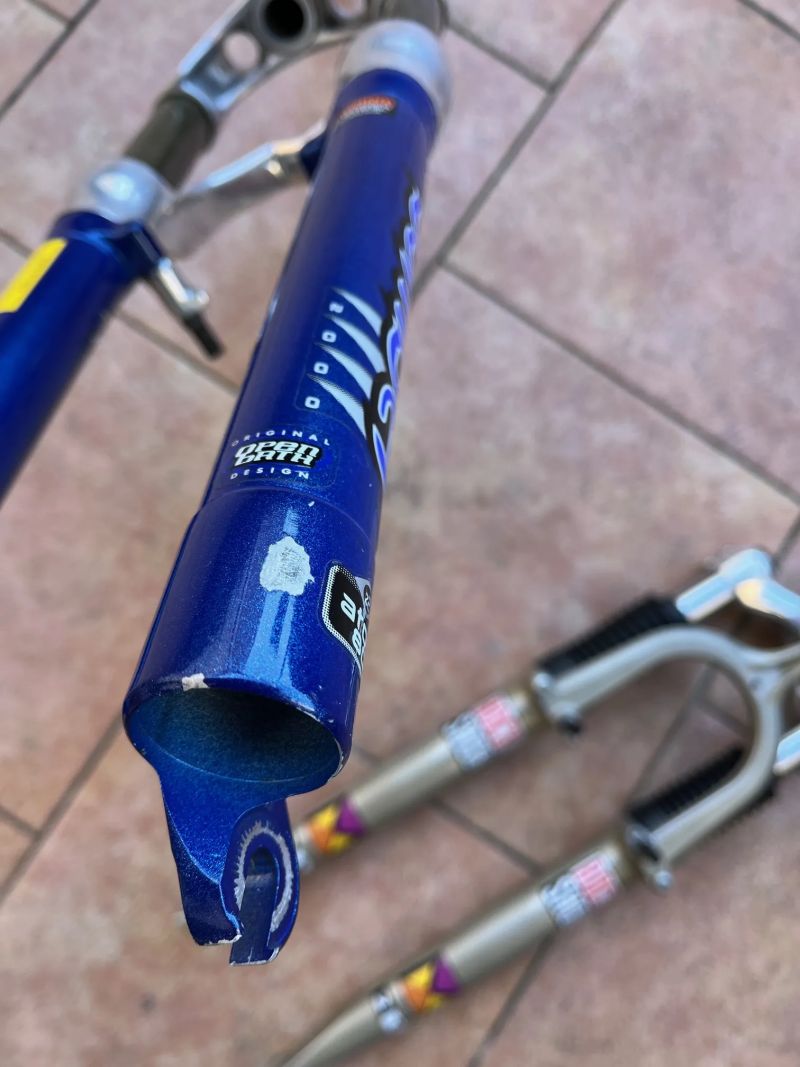 Odpružená vidlice Marzocchi Bomber Atom 80, Rock Shox Mag21 