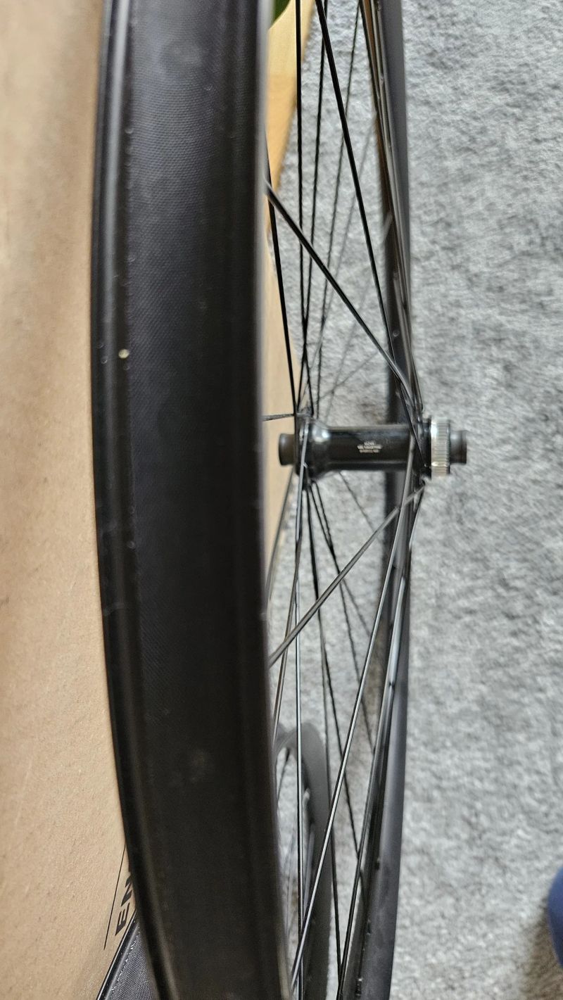 Nová zapletená kola: 29" Shimano SHL28OS z carbon kola BMC