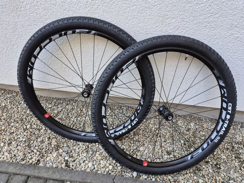 Zapletená kola Fulcrum RED ZONE 700 