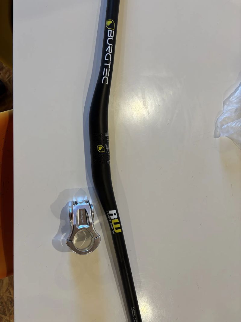 Řídítka Burgtec Ride Wide Enduro Carbon 35 20 mm Riser Handlebars