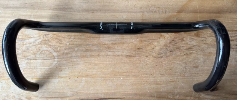 Thomson Carbon Road Bar Aero karbonová silniční řídítka.
