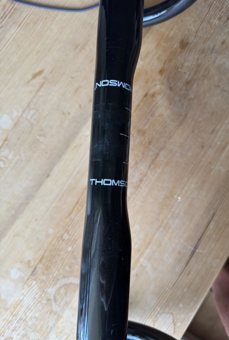 Thomson Carbon Road Bar Aero karbonová silniční řídítka.